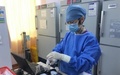 母乳を検査する看護師（撮影日不明）。(c)CNS/芊烨 