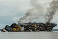 コロンビア・ブエナベントゥラ沖で、火災が発生したベネズエラ船舶から立ち上る煙（2022年9月6日撮影）。(c)JOAQUIN SARMIENTO / AFP
