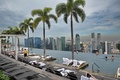 シンガポールの高級リゾートホテルのマリーナ・ベイ・サンズ（Marina Bay Sands）の屋上にある「インフィニティープール（Infinity Pool）」でくつろぐ人々（2014年5月20日撮影）。(c)AFP/ROSLAN RAHMAN
