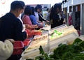 麻辣燙を食べようと行列を作る学生（2019年4月11日撮影）。(c)CNS/周毅