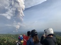 フィリピン・マニラ南方カビテ州で、噴煙の立ち上るタール火山の写真を撮る人々（2020年1月12日撮影）。(c)Bullit MARQUEZ / AFP