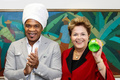 カシローラを手に記念撮影に臨むブラジルのジルマ・ルセフ（Dilma Rousseff）大統領（右）と歌手のカルリーニョス・ブラウン（Carlinhos Brown）氏。（2013年4月23日撮影）。(c)AFP/FILHO/PresidencyPresident/Roberto Stuckert