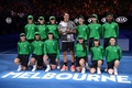 全豪オープンテニス、男子シングルス決勝。ボールキッズと写真撮影に臨むロジャー・フェデラー（2017年1月29日撮影）。(c)AFP/WILLIAM WEST