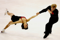 フィギュアスケート09全米選手権ペア・フリー・スケーティング（FS）に臨む井上怜奈（左）とジョン・ボルドウィン。（2009年1月24日撮影）(c)AFP/Getty Images/Matthew Stockman