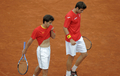 男子テニス、国別対抗戦のデビスカップ（Davis Cup 2012）準々決勝、スペイン対オーストリア。ポイントを奪われ落胆するマルセル・グラノジェルス・プジョル（Marcel Granollers- Pujol、右）とマルク・ロペス（Marc Lopez、2012年4月6日撮影）。(c)AFP/JOSE JORDAN