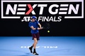男子テニス、ネクストジェネレーション・ATPファイナルズ決勝。リターンを打つヤニック・シナー（2019年11月9日撮影）。(c)Marco Bertorello / AFP