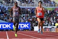 第18回世界陸上オレゴン大会、男子200メートル予選に臨む飯塚翔太（右、2022年7月18日撮影）。(c)Jewel SAMAD / AFP