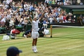 テニス、ウィンブルドン選手権、男子シングルス決勝。勝利を喜ぶロジャー・フェデラー（2017年7月16日撮影）。(c)AFP/Glyn KIRK
