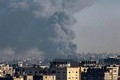 イスラエル軍に爆撃されるパレスチナ自治区ガザ地区ラファ（2024年1月29日撮影）。(c)AFP