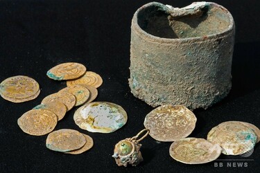 形ある古代宝飾品　川揚がり 深川製磁 (フカガワセイジ) 飾り皿 金彩 染錦鳳凰唐草