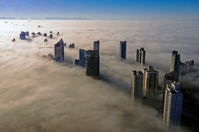 【今日の1枚】天空都市!? 霧に浮かぶ摩天楼