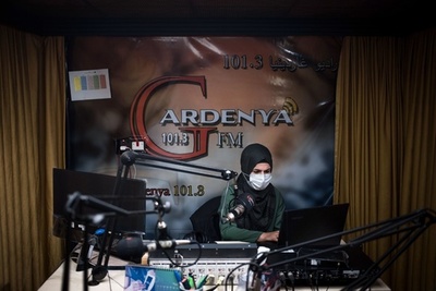 「シリアは私たちの心に」 キャンプに情報提供する難民のラジオ局