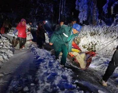 雪の夜に産気づく妊婦 険しい山道を臨時の「そり」で運び無事出産 中国