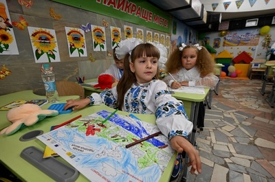 新小学1年生が「地下学校」に初登校 ウクライナ東部