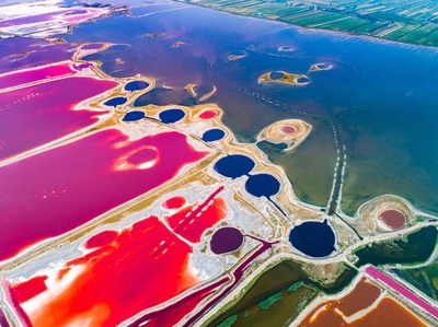 極彩色の湖、高温の影響か 山西