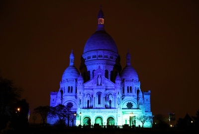 パリ協定採択から2年、「ワン・プラネット・サミット」開催でライトアップ