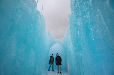 探検開始！ 米に氷の城オープン トンネルやライトアップも