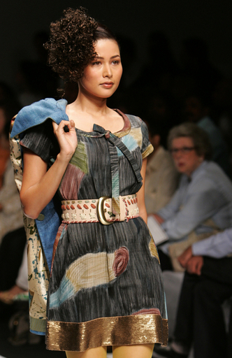 ＜08/09年秋冬ラクメ・ファッション・ウィーク＞Sudhir Tapashら、新作を発表