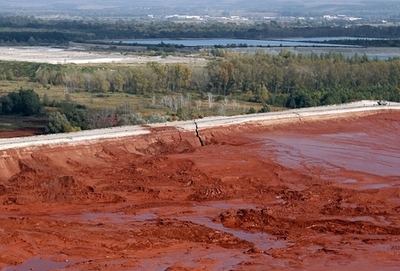 ハンガリー有毒汚泥事故、ダムで再流出食い止め図る