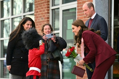 訪米中の英皇太子夫妻、小さな「近衛兵」から花束