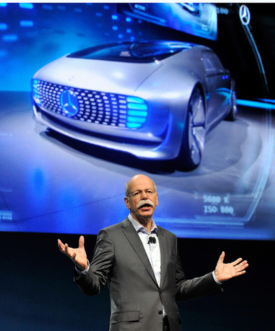 前席を後ろに向けて走行中に談笑、独ダイムラーの自動運転車