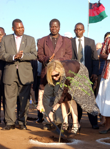 マドンナさん、マラウイに学校建設 起工式で植樹