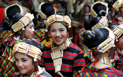 フィリピン恒例のフェスティバル、各地域の代表が勢揃い
