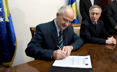 独立から4か月、コソボ憲法発効