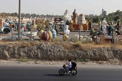 【今日の1枚】道路沿いに彫刻大集合 イラン