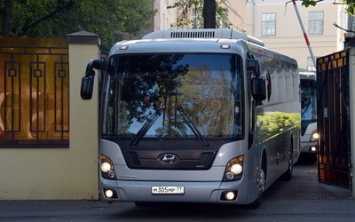 ロシアとウクライナ、拘束者交換に着手  モスクワの収容施設をバス出発