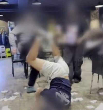 騒ぎ過ぎる若い男性客、ブーツで急所を一撃した女性店主…韓国・飲食店トラブル「被害者はどっちだ」議論白熱