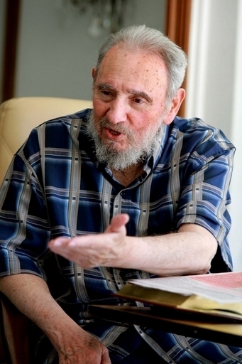 キューバのカストロ前議長、共産党トップを退く