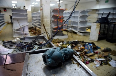 ベネズエラの反政府デモ、死者20人に 機動隊と衝突 略奪行為も