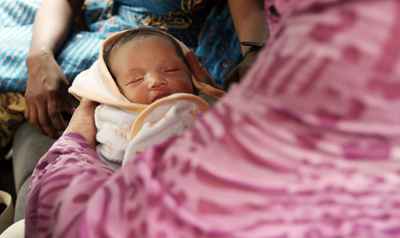 日本人男性が代理母に依頼して生まれた赤ちゃん、日本に向かう