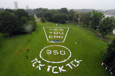 環境保護活動家が人文字、「あなたならできる」