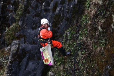 連休中に活躍、峨眉山の絶壁に張り付くスパイダーマンの正体は？ 四川