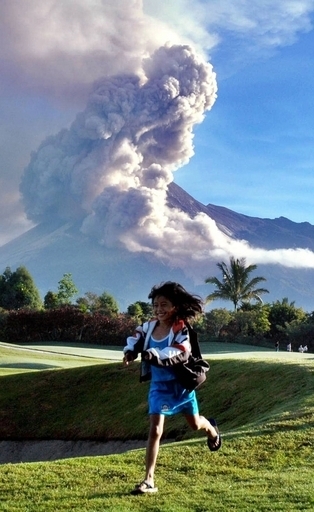 インドネシア・ムラピ山、3回にわたって噴火 火砕流が発生