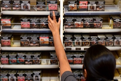 英国でたばこパッケージの統一を検討、2015年めど