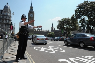 五輪取材陣のシャトルバスが交通事故、自転車の男性が死亡