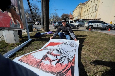 踏まれるプーチン氏…「文化の都」の愛国ポスター ウクライナ