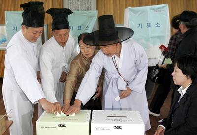 韓国総選挙、与党過半数超か　出口調査