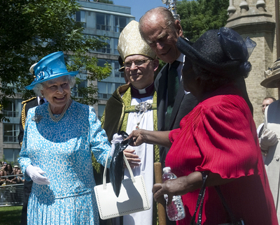 女王に不審者接近？！黒い袋をプレゼント カナダ