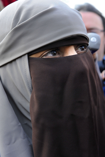 ブルカ禁止法施行後、初の拘束 フランス