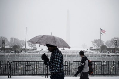 米北東部で季節外れの吹雪、NYなどが非常事態宣言 政府機関も閉鎖