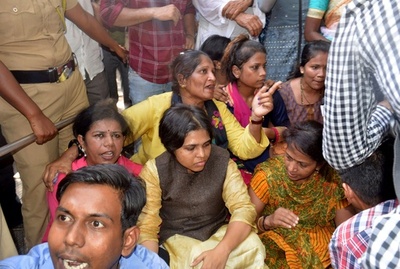 ヒンズー寺院に入ろうとした女性活動家ら、阻止される インド