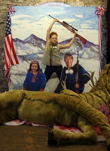 ライフル構えて、はいポーズ!  段ボール紙の「ペイリン氏」と記念撮影