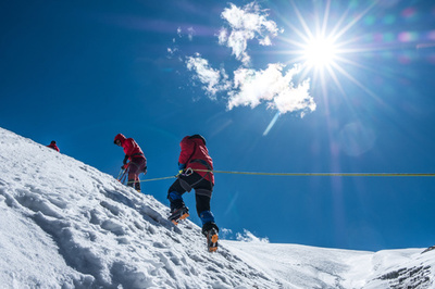 登山愛好家62人、チベット洛堆峰登頂に成功