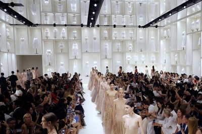 「ディオール」18/19年秋冬パリ・オートクチュール