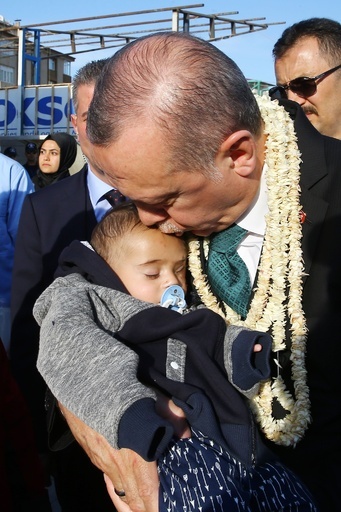 シリア空爆で片目失った赤ちゃん、トルコに脱出 大統領が出迎え