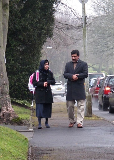 マララさん、銃撃後初めての通学 英国